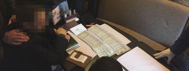У Дніпрі СБУ затримала колишнього поліцейського та адвоката на спробі дати хабара