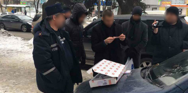 На Днепропетровщине на взятке задержали представителей ГСЧС