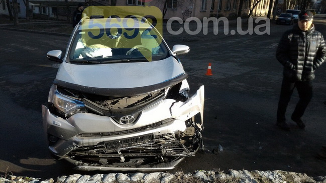 В Каменском на перекрестке столкнулись Toyota и