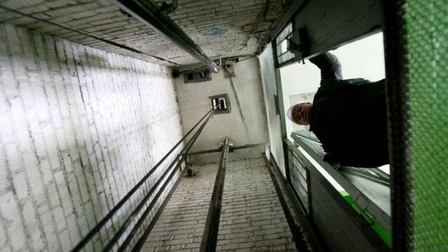 В Лифтовой аварийной службе опровергли слухи о падении лифта в Каменском