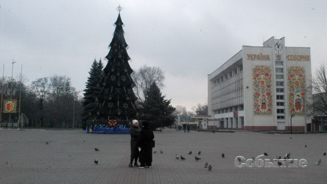 Главная новогодняя елка Каменского будет радовать горожан до Крещения