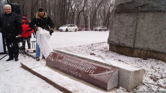 В Днепре почтили память Богдана Хмельницкого и открыли посвященную ему стелу