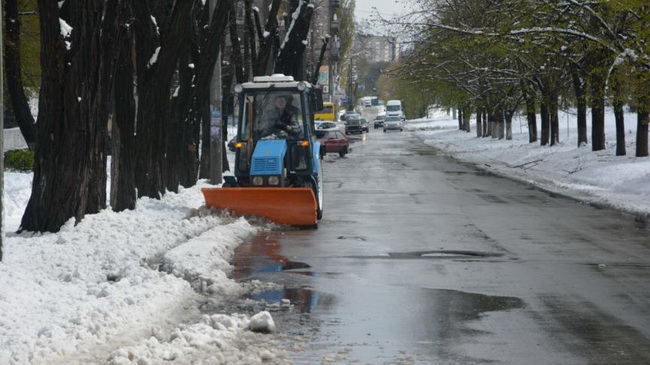 На дорогах Каменского круглосуточно работает спецтехника