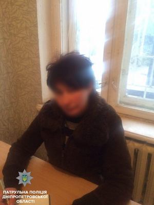 На Водохрещу в церкві Днепра патрульні затримали порушницю громадського порядку