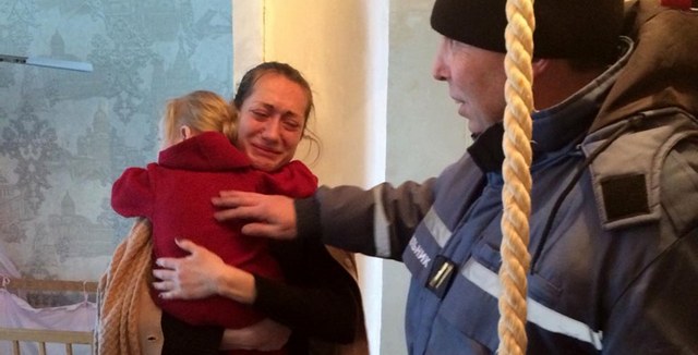 На Днепропетровщине спасатели открыли дверь квартиры за которой случайно закрылась маленькая девочка