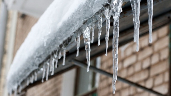 Опасные сосульки: каменчан просят быть осторожными