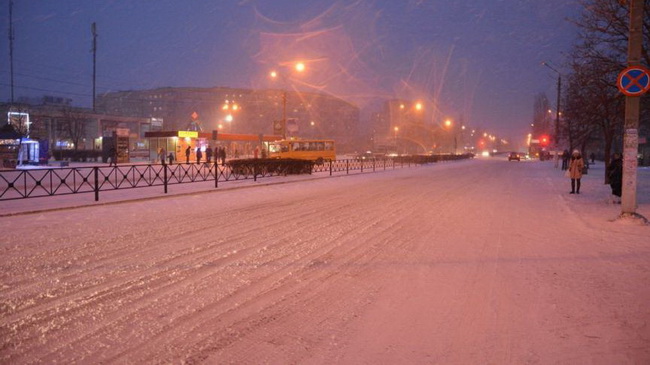 Припаркованные вдоль дорог автомобили мешают убирать дороги в Каменском