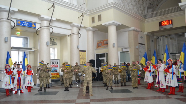 На центральном вокзале Днепра почтили героев Крут