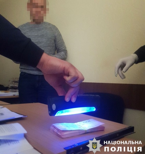 На Днепропетровщине чиновник райгосадминистрации требовал и получил 18 тысяч гривен взятки