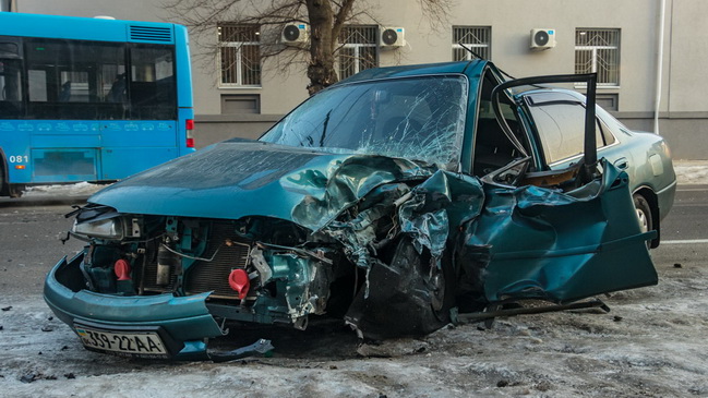 В центре Днепра столкнулись автобус №88 и Mazda: пострадал мужчина, образовалась пробка