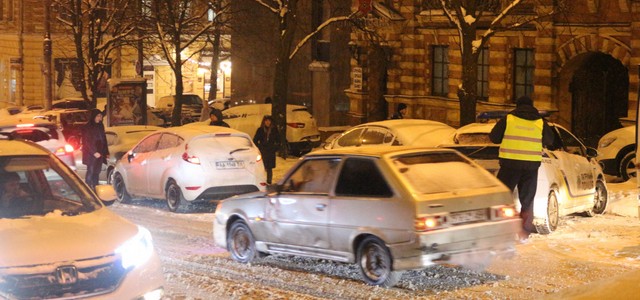 В Днепре на Фабра столкнулись два автомобиля: троллейбусы не могут проехать