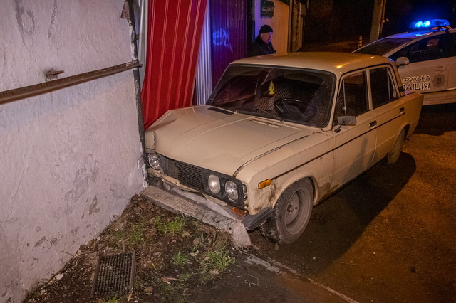В Днепре на Марии Лисиченко ВАЗ въехал в ограждение