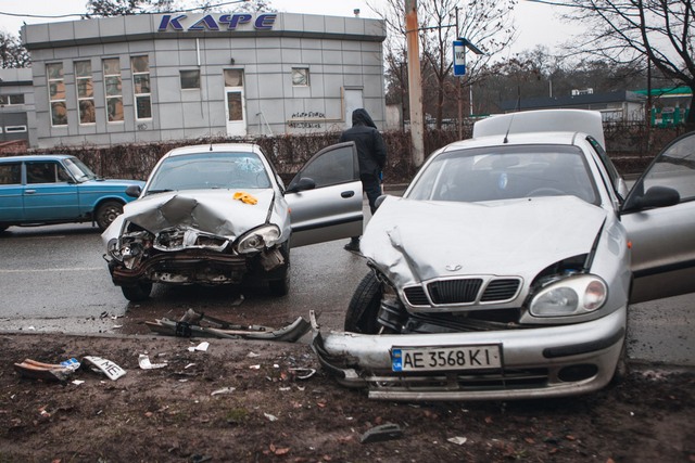 В Днепре на Лисиченко столкнулись два Daewoo: пострадали водитель и пассажир