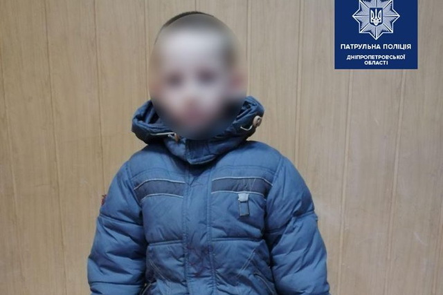 В Днепре патрульные задержали пьяного мужчину, везшего в автобусе чужого ребенка