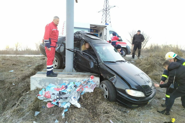 Возле Елизаветовки спасатели освободили женщину из покореженной машины