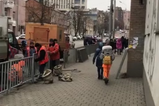 На улице Фабра установили новый забор