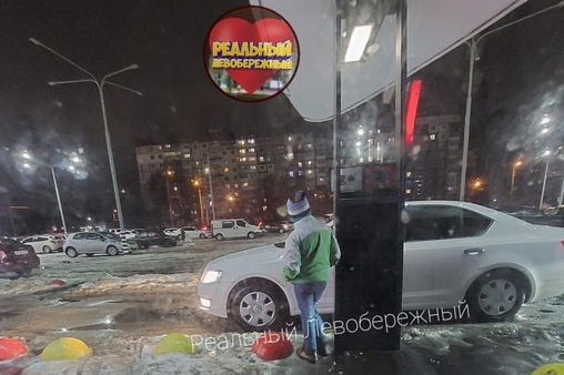 Хвастался, что «настрелял» почти 3 тысячи: в Днепре возле «Каравана» попрошайничают дети