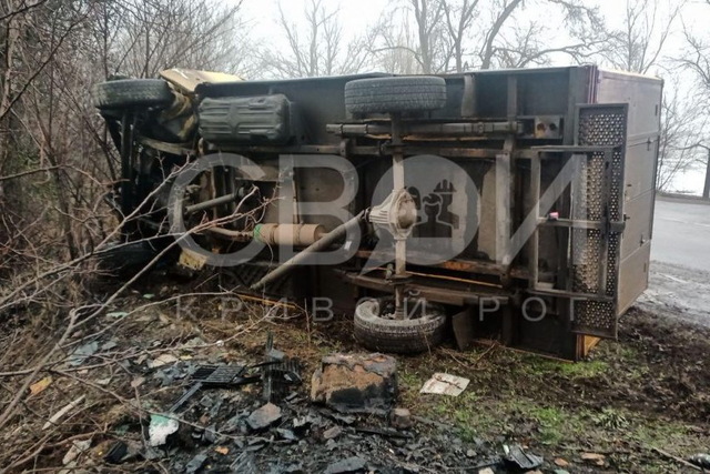 В Кривом Роге грузовик снёс остановку и перевернулся