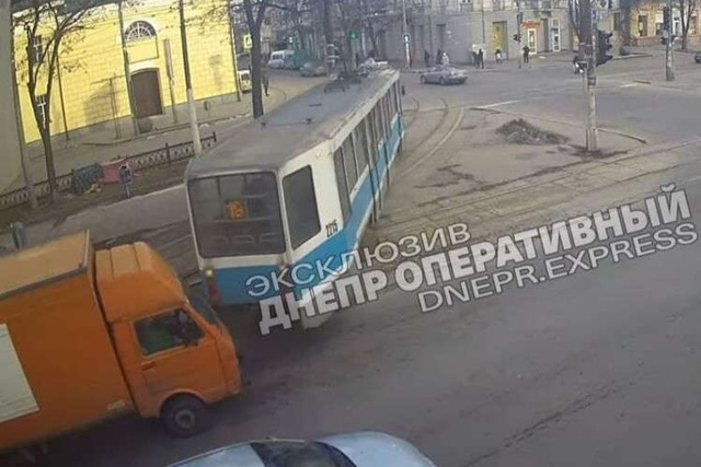 В Днепре на перекрестке Пастера и Яворницкого ДТП с участием трамвая: видео момента