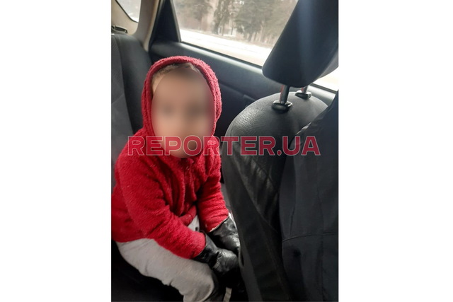 В Днепре полицейские нашли на улице 5-летнего мальчика без теплой одежды