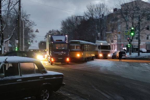 В Днепре на Ивана Мазепы трамвай сошел с рельсов и врезался в грузовик