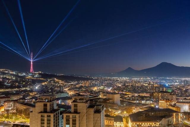 Днепровские мастера света зажгли символ Еревана