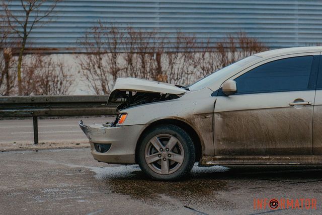 В Днепре на Набережной Заводской Mitsubishi влетел в отбойник: движение затруднено