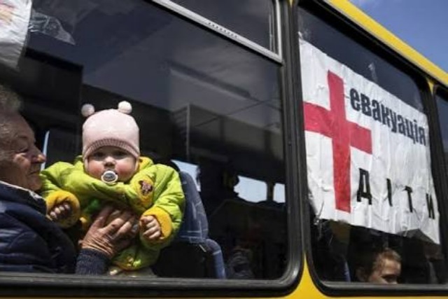 Из приграничных населенных пунктов Днепропетровской и Запорожской областей эвакуируют более 3 тысяч детей с семьями