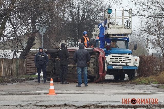 На проспекте Металлургов в Днепре Kia перевернулась и влетела в автовышку: есть пострадавшие