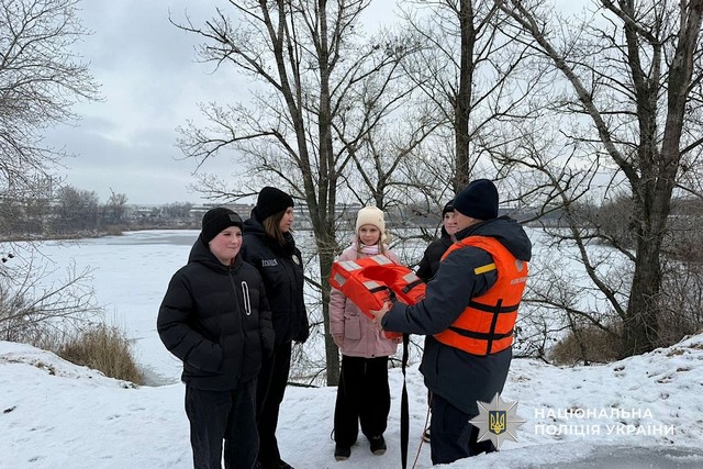 Зимняя опасность на льду: полицейские Днепра предостерегают горожан