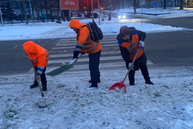 Понад 70 одиниць спецтехніки та 500 працівників залучені до прибирання доріг і тротуарів у Дніпрі за останню добу