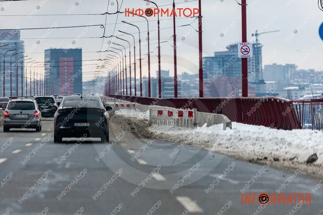 На Центральном мосту в Днепре перегородили полосу движения: что известно