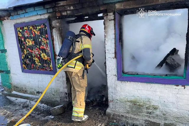 На Дніпропетровщині ліквідовуючи пожежу у будинку, вогнеборці врятували чоловіка