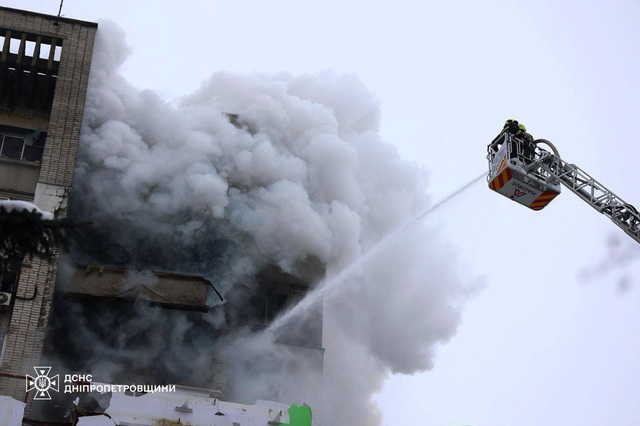 На месте вражеского удара по многоэтажке в Днепре идет спасательная операция: известно о 5 пострадавших
