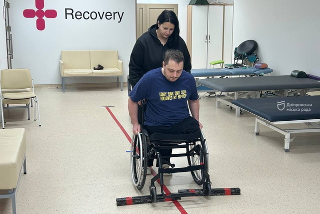 Ежедневная работа мультидисциплинарной команды: в Днепре помогают военным восстановиться после тяжелых ранений