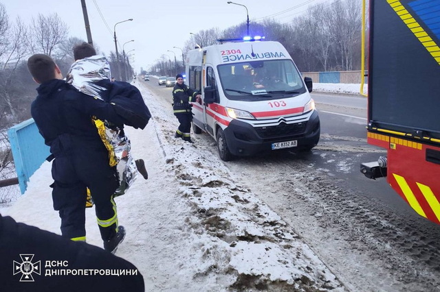 В Каменском мальчик провалился под лед: ребенка спас прохожий