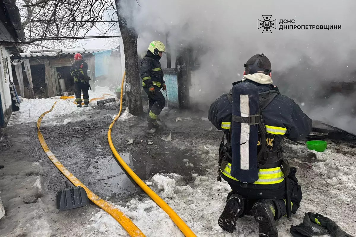 У Дніпрі пожежні ліквідували загорання житлового будинку на вулиці Юрія Лісняка