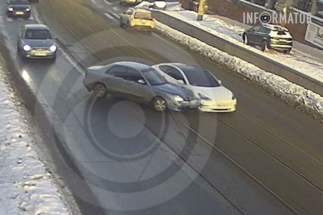 Видео момента: в Днепре на Архитектора Олега Петрова столкнулись Tesla службы такси Uklon и Daewoo