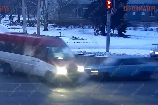 Видео момента: в Днепре на Слобожанском проспекте столкнулись ВАЗ и маршрутка №98