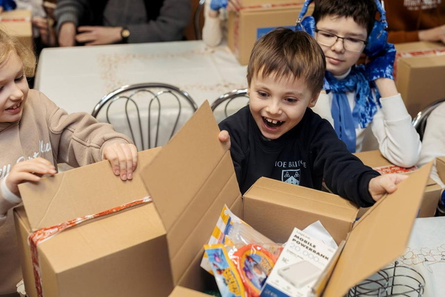 Партнеры Днепропетровщины подарили подарки для детей с нарушениями слуха