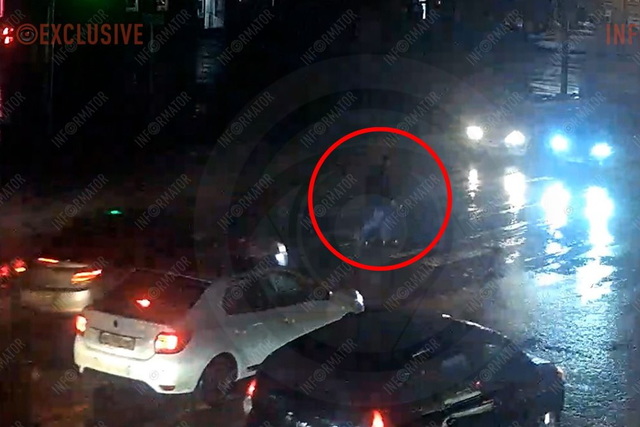 Видео момента: в Днепре на улице Бандеры мужчина переходил дорогу на «красный» и его сбил Opel