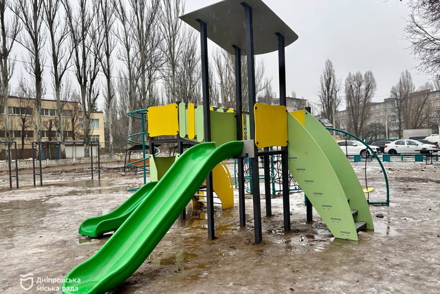 В Днепре продолжают обновлять детские площадки по обращениям жителей: где выполнили работы
