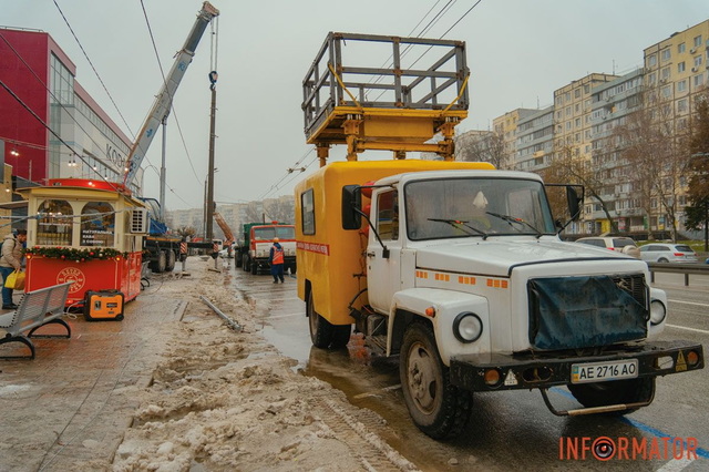 В Днепре на Победе, возле ТЦ «Кодак», столб повис на проводах: движение троллейбусов ограничено