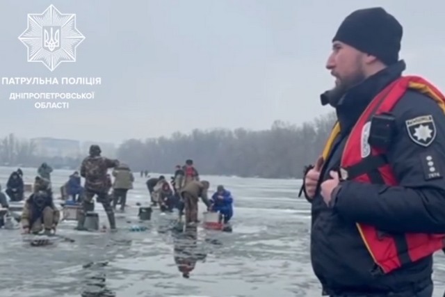 У Дніпрі патрульні нагадали громадянам про небезпеку перебування на кризі