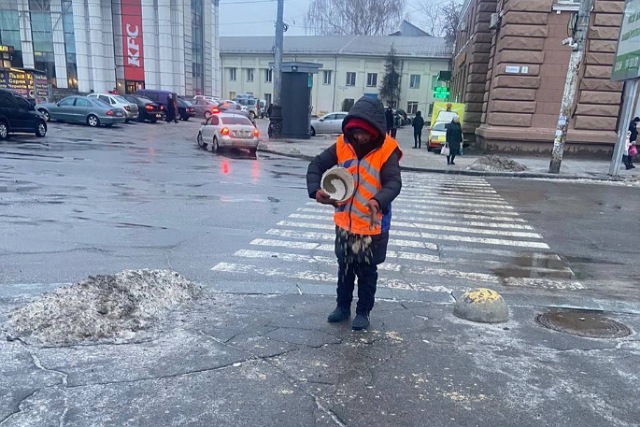 В Днепре с ухудшением погоды коммунальные службы оперативно заработали на автодорогах и тротуарах