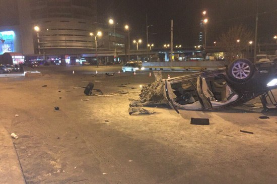 Ночью возле цирка перевернулась машина