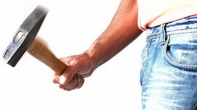 В Каменском мужчина забил лучшего друга молотком