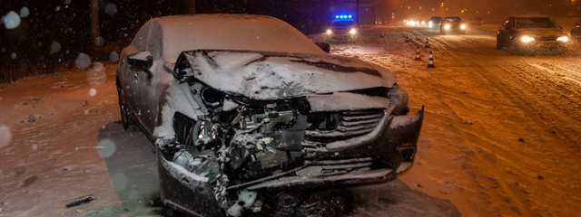 На Набережной Заводской Mazda влетела в электроопору
