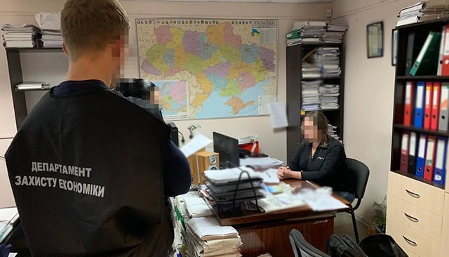 В Днепре во время получения взятки задержана технический эксперт госпредприятия