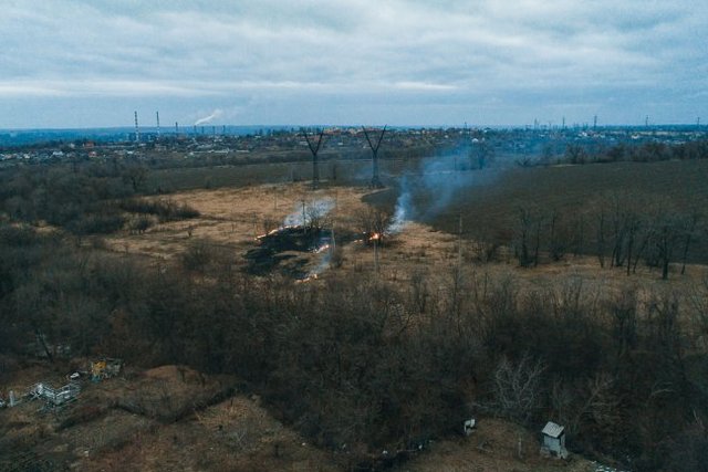 В Днепре возле улицы Яснополянской выгорела часть лесополосы